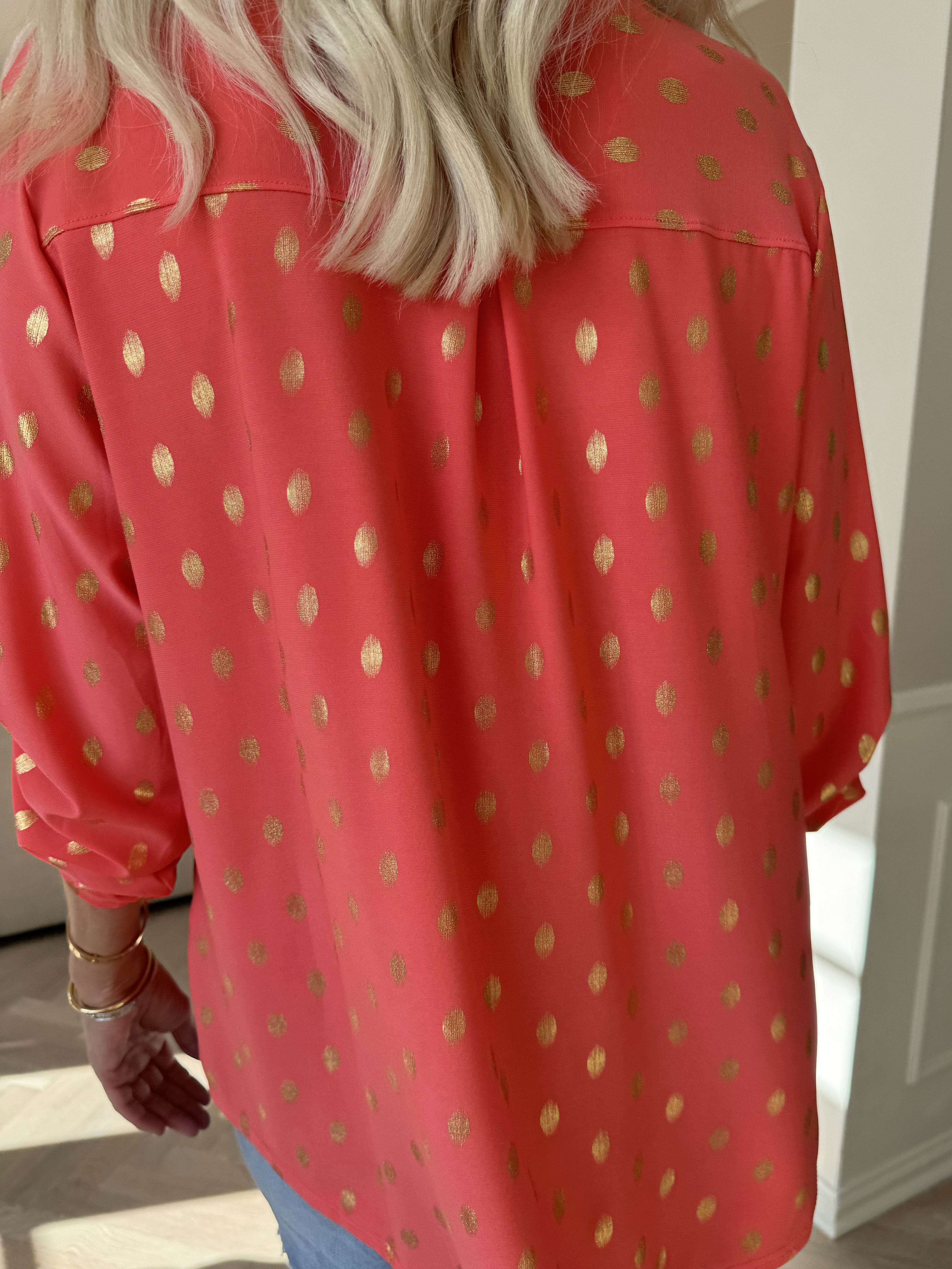 Ebba Gold Shirt - Elastisk bluse med guld dutter